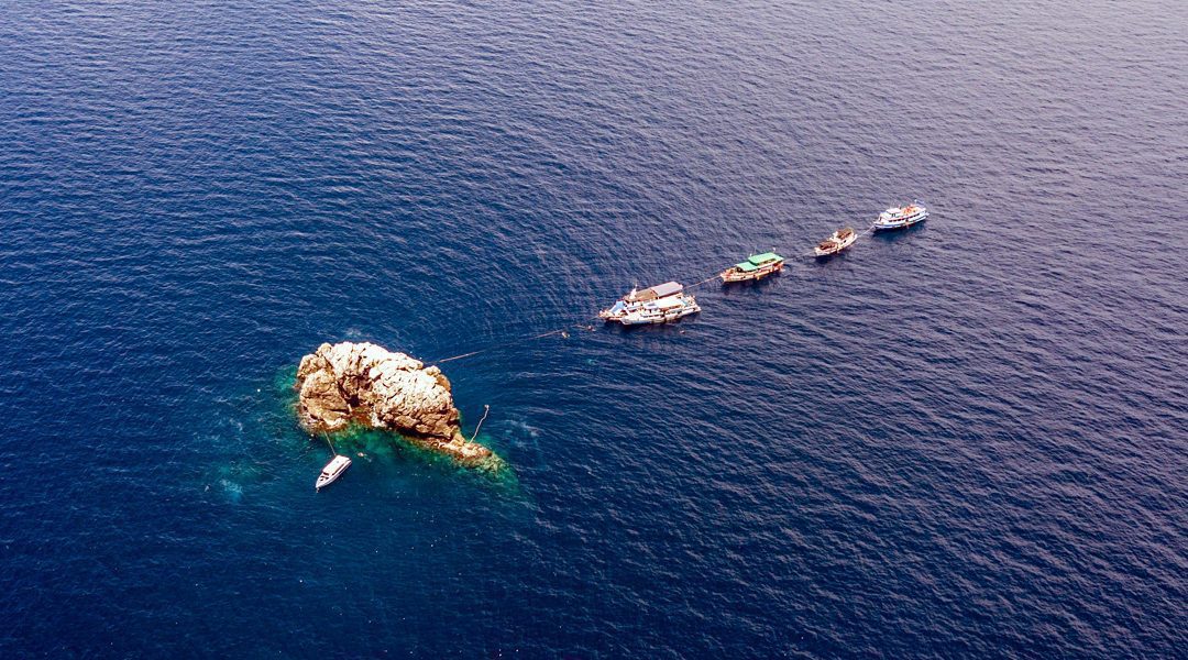 diving sail rock